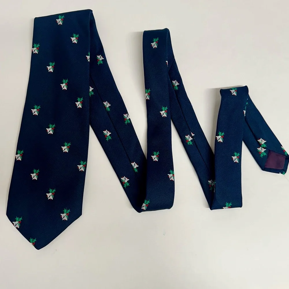 🎄Vintage Embroidered Holiday Bells & Holly Classic Poly Tie 3.5”